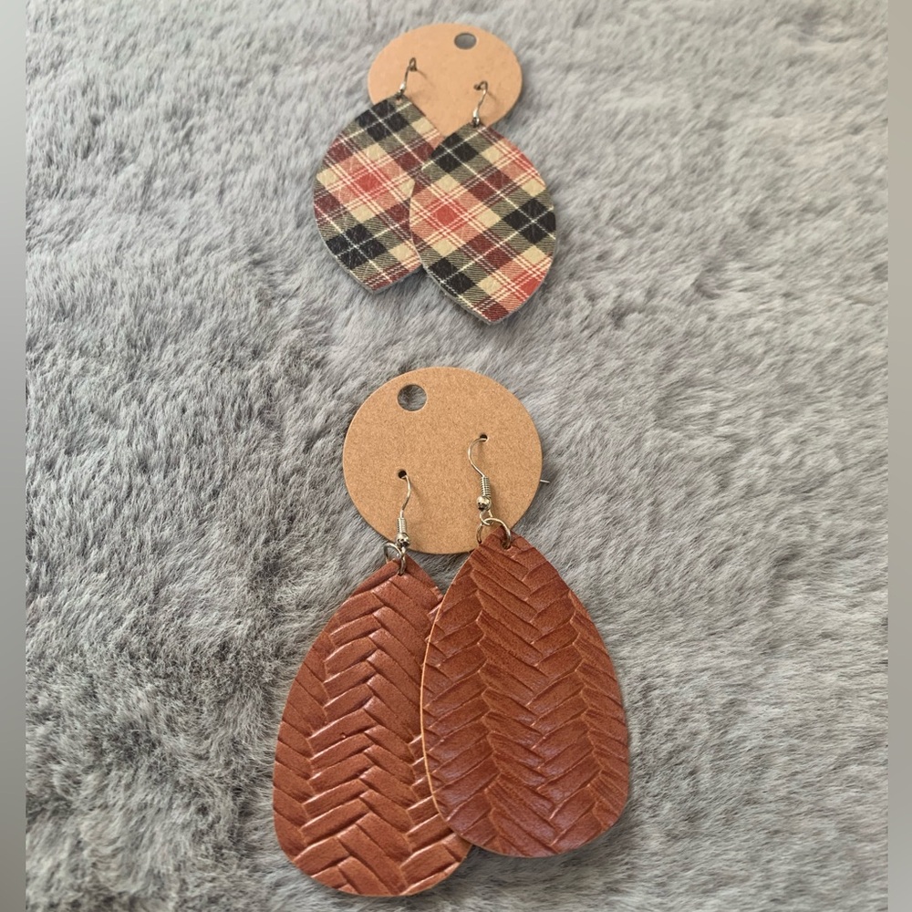 Set of 2 pairs of teardrop earrings
